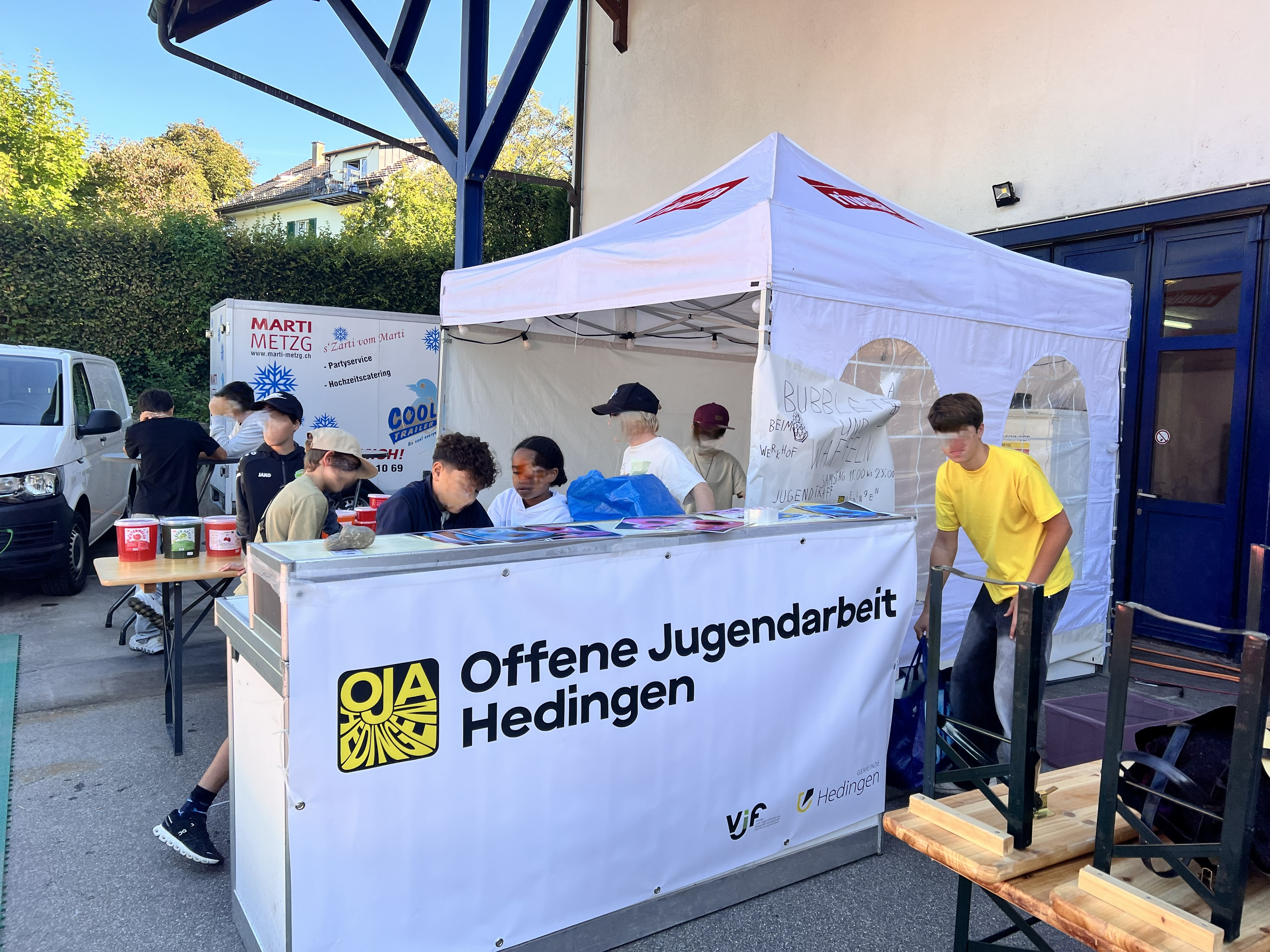 Vorereitung der BubbleBar am Hediger Dorffäscht